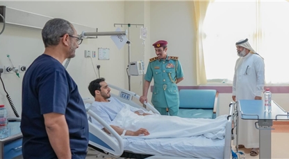 قائد عام شرطة عجمان يزور ضابط في مستشفى الشيخ خليفة للاطمئنان على صحته