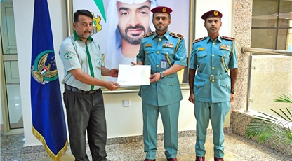 شرطة عجمان تكرم سائق أجرة لإنقاذه رجلاً مسناً من حادث دهس